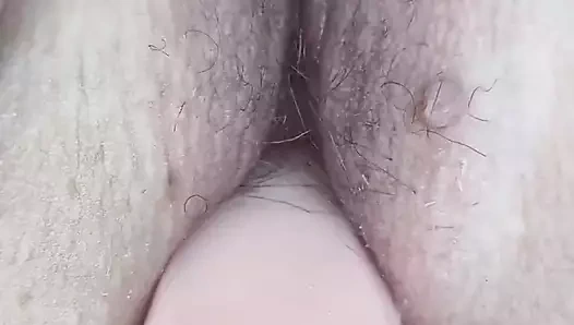 Dildom ve küçük vibratörle kendimi tatmin ediyorum