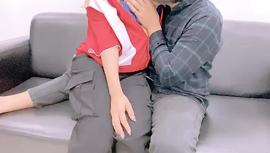 Benzin istasyonunda çalışma üniformalı bir kızı villaya davet edin, kız itaatkar