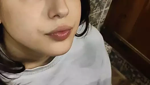 Genç komşumun sıkı kedi üzerinde derin boğaz ve işemek