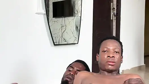 Büyük yaraklı bir ziyaretçi tarafından sikildim