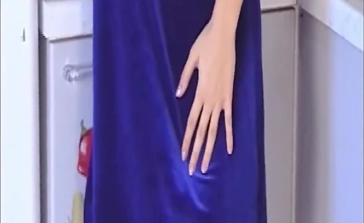Esmer kadın mavi vibratörü ıslak amcığının derinliklerine kaydırıyor