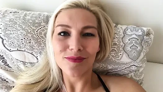 Oyundaki orta yaşlı seksi kadın tur sırasında kendini siktiriyor, yüzüne boşalıyor ve oyun oynuyor