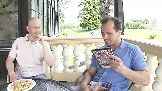 İki arkadaş hizmetçiyi sikiyor