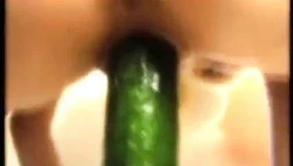 sevimli alman sarışın amatör eva-lena salatalık seviyor