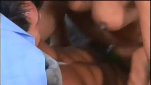 Asya bebek alır üzerinde bu dik adam ile ona ıslak kedi