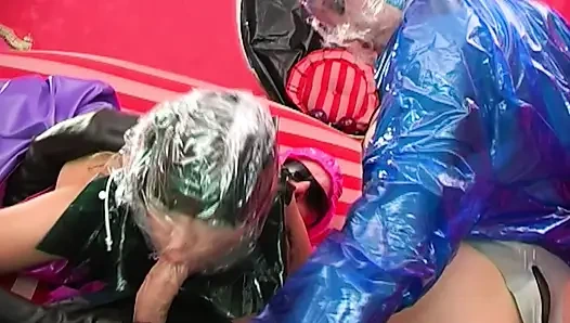 Azgın hatunlarla buharlı yağmur giyim fetişi üçlü grup seks