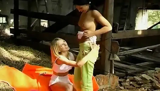 Anne ve lesley samanlıkta oynuyor