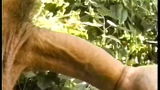 Esmer çocuk açık havada yüzüne yarak almayı seviyor