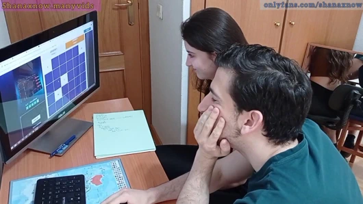 Genç öğrenci şantaj, pov oral seks, ağzına boşalmak, yutmak.