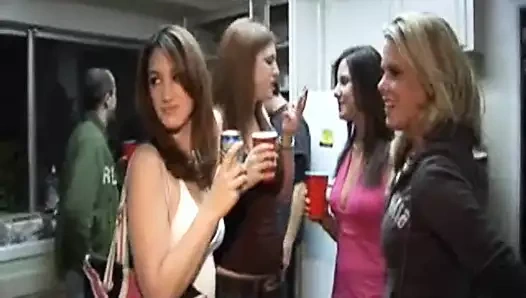 Edepsiz üniversiteli genç kız yarakla sikişiyor