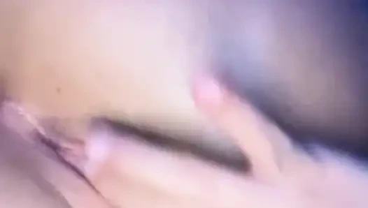 İskoç bakire götlü öğrenci inleyen parmaklarını yeterince filme aldı ve oyuncağını tuttu