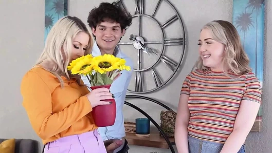 Ateşli üvey anne Sydney Paige ve sevimli kız arkadaş Eva Nyx azgın delikanlının onları ücretsiz kullanmasına izin ediyor - serbest orta yaşlı seksi kadın