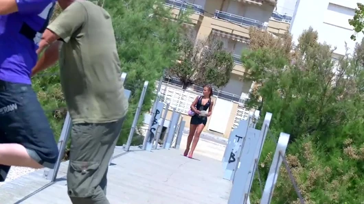 İspanyol kız seks hakkında konuşuyor ve kayıp yerde sikiliyor