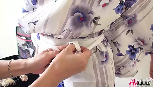Kimono Saki Aoyama'daki Japon model sansürsüz açık havada sert yarak emiyor.