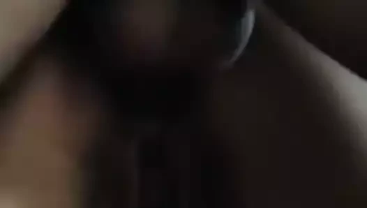 Morena tetuda de quatro  no sofa