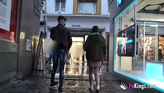 Alana gözlerini (ve ağzını) o et çubuğundan alamıyor!