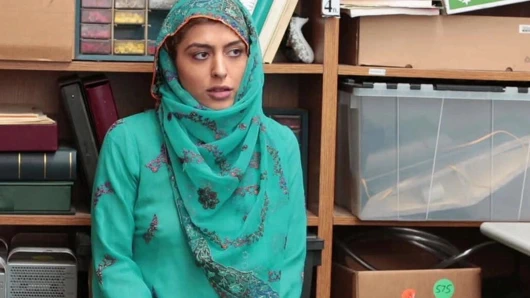 Shoplyfter - ateşli müslüman genç kız yakalandı ve taciz edildi