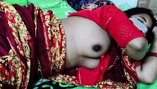 Yaramaz üvey anne üvey oğlu Desi Saree'i nasıl tatmin edeceklerini biliyor üvey anne sikişi xxx
