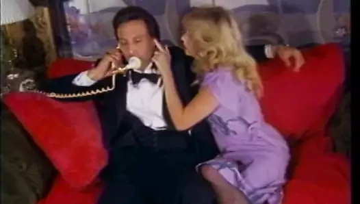 Dinç delisi oturma odasında büyük bir futbolcu çük sürmek