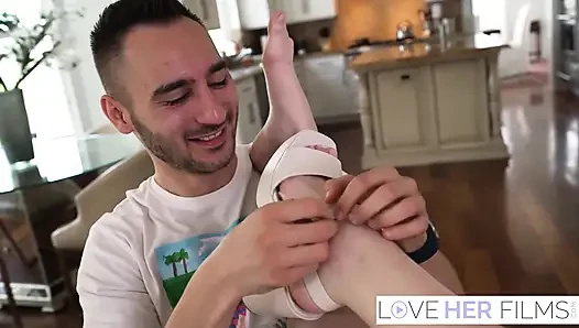Azgın Olivia Madison büyük ayaklarına tapıyor