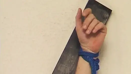 Maskeli sarışın orta yaşlı seksi kadın yarağa hizmet etmeden önce kırbaçlanıyor
