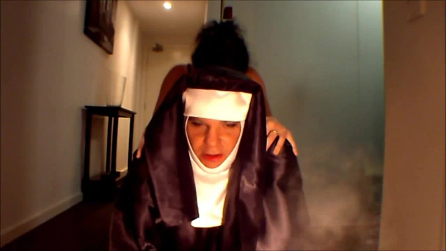 Rahibe becerdin tarafından asosyal kütüphaneci