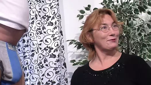 İri güzel kadın seks uzmanı boşalma krizinde çiftleri nasıl sikeceklerini biliyor - 2