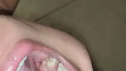 Kölem örümcek adamı taklit etti ve süt gırtlağına kadar baş aşağı durdu