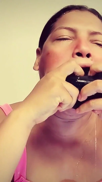 Islak amcığımı ve büyük doğal göğüslerimi gösterirken ağzım cennet gibi derin gırtlak ıslak | Klip 1