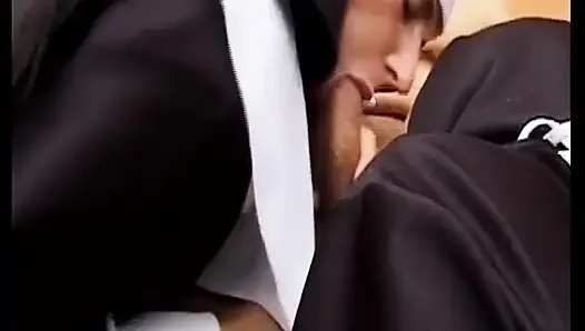 Esmer Alman orta yaşlı seksi hatun iki kadın bir erkek fetişi üçlü grup sekste sikiliyor