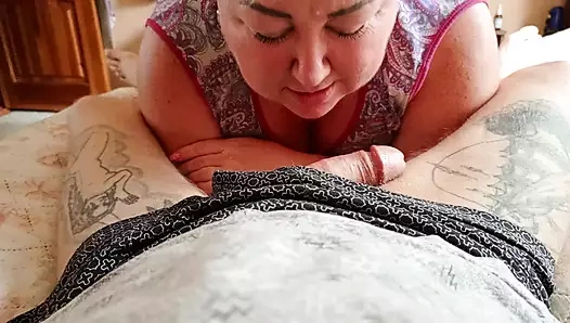 Bir arkadaşım kayınvalidesini götten sikiyor ve kadın sikimi emiyor