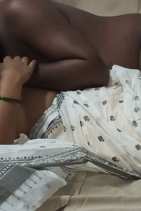 Hintli yalnız dul uzun bir seks sonrası