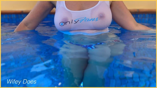 Evli kadın beyaz sıkı gömlekle havuza sütyensiz giriyor