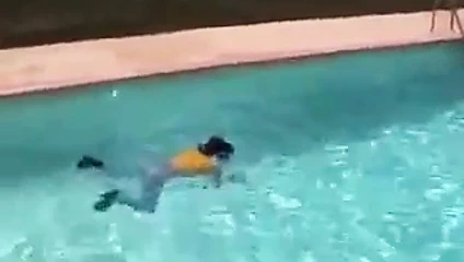 Marjorie havuzunda ıslanıyor - açık