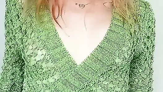 Tıknaz örgülü yeşil hırka içinde