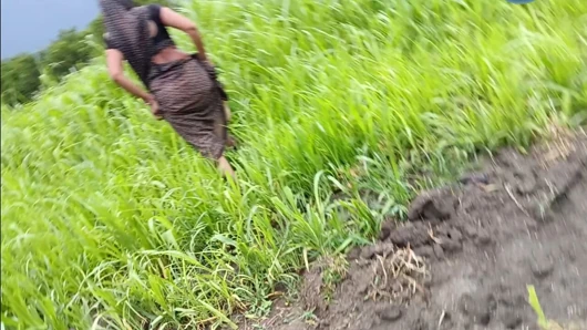 Köyün desi yengesi, ince belli, tarlada yem keserken vücudunu göstererek kayınbiraderi eve getirdi ve yengemin ağzından alozu emmesini sağladı