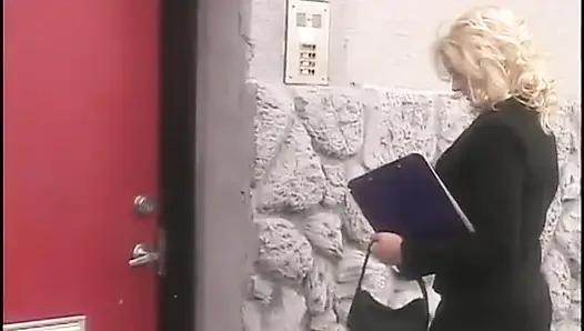 Çok seksi büyük memeli sarışın amında büyük yarağı seviyor