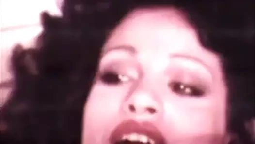 Esmer vanessa del rio gets ona fuzzy şeftali yemiş