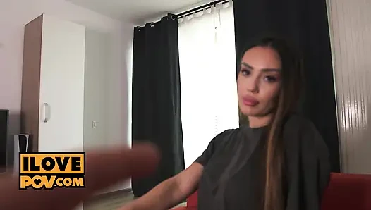 Seksi Jessi Q ile tahrik edici striptiz pokeri