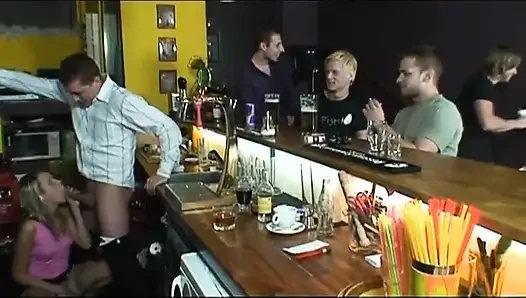 Barda grup seks partisi... Seksi sarışın iş başında