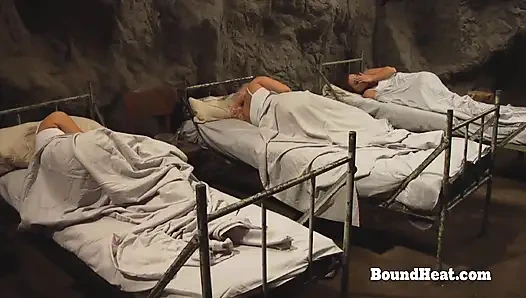 Büyük memeli lezbiyen köle yaramaz madamla inliyor ve orgazm oluyor