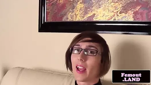 Sapık ince spex femboy mastürbasyon yapıyor ve götünü oyuncakla sikiyor