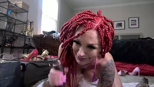 Damla damla: orta yaşlı seksi kadın döl kovası emmeye devam ediyor