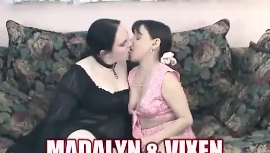 Madalyn ve Vixen oyuncaklarla oynuyor