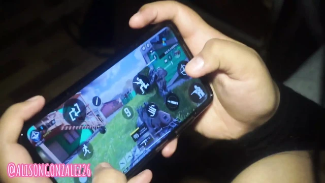 üvey kardeşim beni cep telefonumla oynarken buluyor ve bana bahis yapıyor, kazanırsam bana BÜYÜK BİR SÜRPRİZ yapıyor