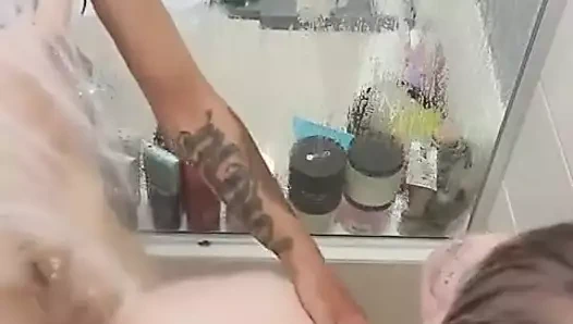 Ateşli duşta domaltmalı seks, boşalma, yüksek sesle orgazm