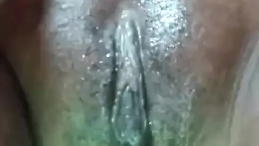Kendimi tatmin etmek için amcığıma salatalık sokuyorum