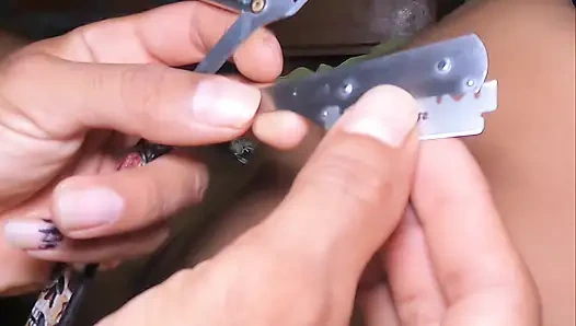 AZGıN ÜVEY AMCA SEVIMLI ÜVEY YEĞENININ KÜÇÜK VAJINASıNı TıRAŞ EDIYOR