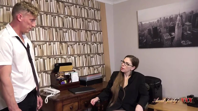 Auntjudysxxx - uzun boylu orta yaşlı seksi patron bayan Alice çalışanını sikiyor