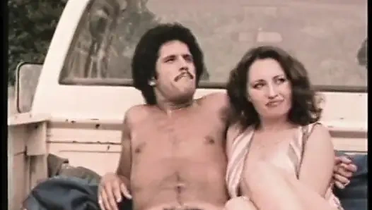 Genç bir piliç john holmes tarafından tavlanıyor